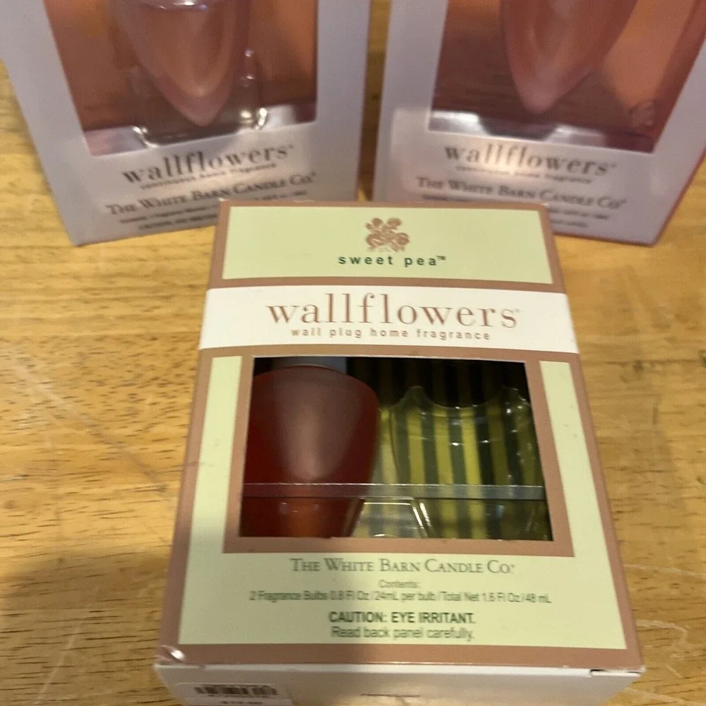 The White‎ Barn Candle Co sweet Pea Wallflowers Plug In set of 2 and Refill